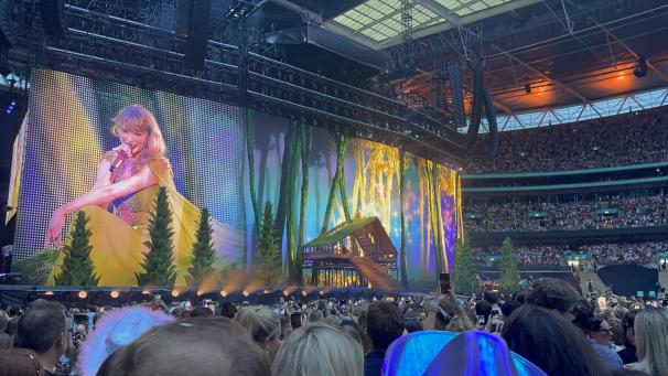 <p>Taylor Swift tritt während ihrer Eras Tour im Wembley Stadion in London auf.</p>