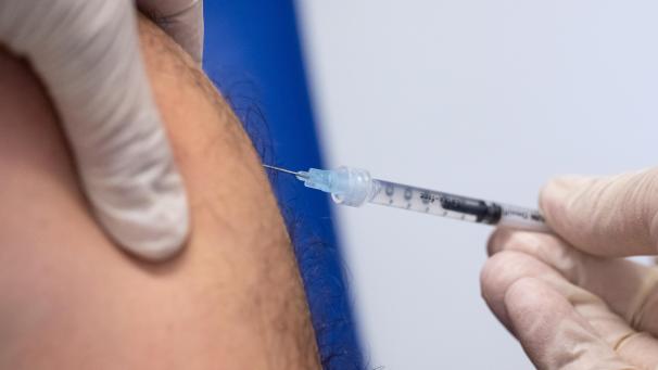 <p>Impfung gegen Affenpocken: In Schweden gibt es nach dortigen Regierungsangaben den ersten bestätigten Mpox-Fall der neuen Variante Klade I außerhalb des afrikanischen Kontinents.</p>