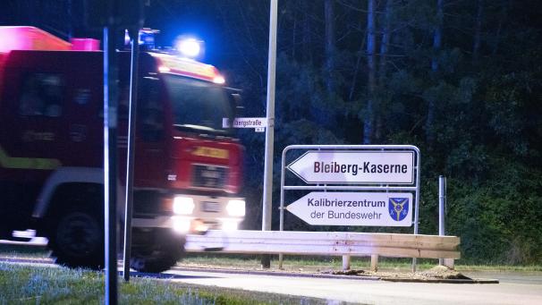 <p>Ein Einsatzfahrzeug der Feuerwehr fährt am Gelände der Bleiberg-Kaserne. Nach Entdeckung eines durchschnittenen Zaunes an einem Trinkwasser-Hochbehälter in Mechernich im Kreis Euskirchen warnt das Gesundheitsamt davor, das Wasser zu nutzen.</p>