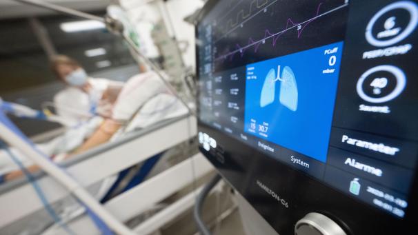 <p>Versorgung einer Patientin auf einer Intensivstation</p>