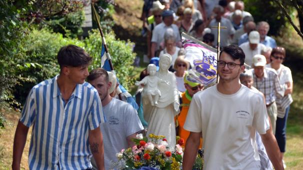 <p>Jugendliche trugen die Mutter-Gottes-Statue.</p>