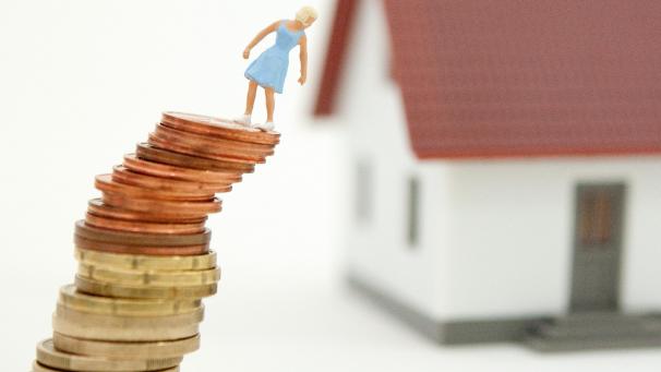 <p>Wenn das Geld fehlt, kommt die Finanzierung eines Immobilienprojekts schnell ins Wanken. Ein Hypothekendarlehen mit einer längeren Laufzeit kann die Rettung sein. Der Nachteil: Es müssen viel mehr Zinsen an die Bank gezahlt werden.</p>