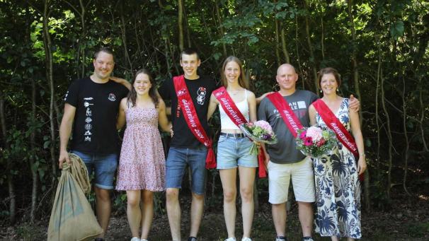 <p>Die Kirmeskönige ließen sich feiern.</p>