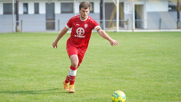 <p>Kevin Parmentier legt das Emmelser Trikot ab und trägt fortan wieder schwarz-weiß.</p>