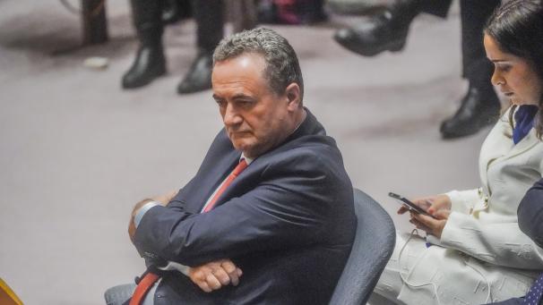 <p>Israel Katz, Außenminister von Israel, hört während einer Sitzung des Sicherheitsrates der Vereinten Nationen zum Krieg in Gaza im UN-Hauptquartier zu.</p>