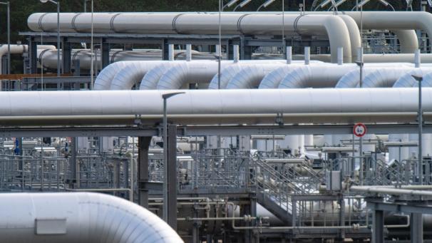 <p>Mecklenburg-Vorpommern, Lubmin: Rohrsysteme und Absperrvorrichtungen in der Gasempfangsstation der ehemaligen Ostseepipeline Nord Stream 2 und der Übernahmestation der Ferngasleitung Eugal (Europäische Gas-Anbindungsleitung, im Vordergrund)</p>