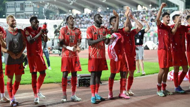 <p>Schlussjubel der Bayern nach dem Sieg im DFB-Pokal in Ulm - von links sind Konrad Laimer, Alphonso Davies, Mathys Tel, Dayot Upamecano, Kingsley Coman, Raphael Guerreiro, Aleksandar Pavlovic und Min-Jae Kim zu sehen.</p>