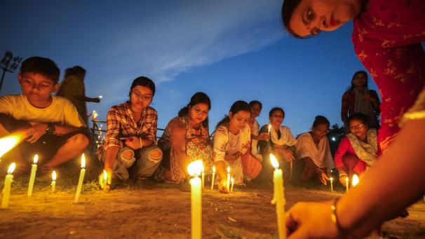 <p>Indien, Guwahati: Frauen zünden Kerzen an, um gegen die Vergewaltigung und Ermordung einer angehenden Ärztin in einem staatlichen Krankenhaus in Kolkata zu demonstrieren.</p>