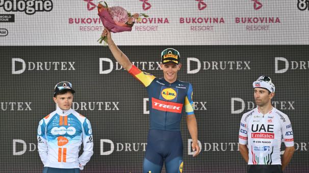 <p>Thibau Nys (Mitte) steht ganz oben auf dem Podium.</p>