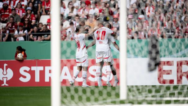 <p>Die Spieler vom RBLeipzig jubeln nach dem Tor zum 2:1 in Essen.</p>