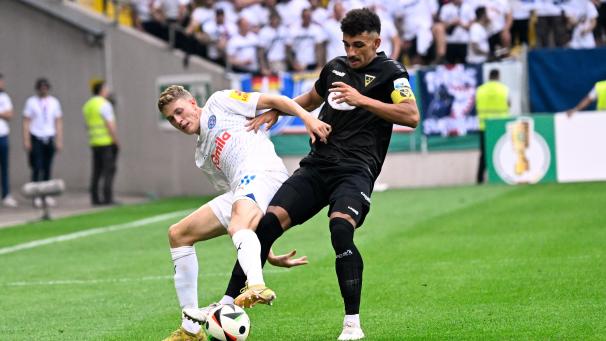 <p>Patrick Erras (l.) von Holstein Kiel und Mika Hanraths von Alemannia Aachen kämpfen um den Ball.</p>