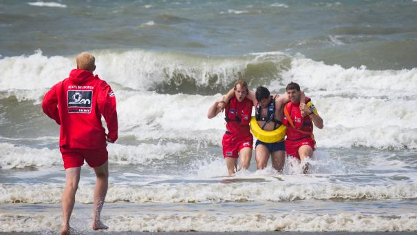 <p>Die Nordsee ist rauer, als sie aussieht. Rettungsschwimmer bei einem Übungseinsatz in Westende, Middelkerke.</p>