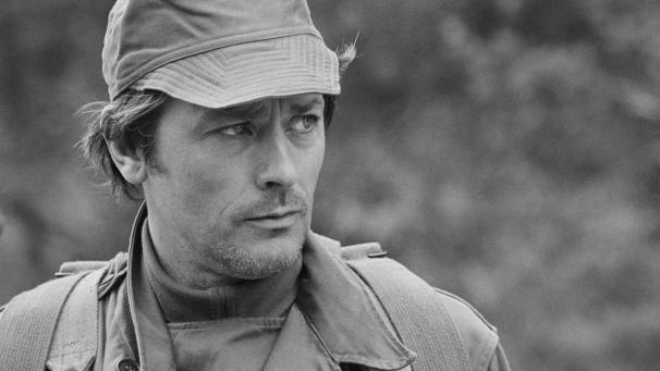 <p>Alain Delon im Jahr 1979 während der Dreharbeiten zum Film „Le Toubib“, der auf Deutsch unter dem Titel „Waffe des Teufels“ bekannt wurde.</p>