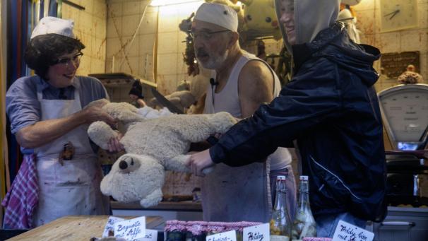 <p>Auf die Idee muss man erst einmal kommen: „Pikz Palace Boucherie“ servierte den Besuchern Kuscheltiere – frisch vor Ort zubereitet und garniert mit einer dicken Prise Humor.</p>