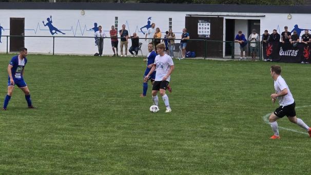 <p>Fabian Urfels (am Ball) und die St.Vither drehten den Rückstand in Jalhay in einen Sieg um.</p>