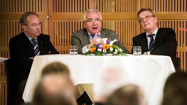 <p>Marcel Lejoly (Bildmitte) bei einem Festakt zu 30 Jahren Exekutive Ende Januar 2014 in Eupen: Links neben ihm Bruo Fagnoul, der wie Lejoly zur ersten Exekutive gehörte. Rechts Matthieu Grosch, unter anderem ehemaliger Minister und ostbelgischer EU-Abgeordneter.</p>