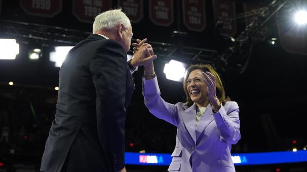 <p>Die demokratische US-Präsidentschaftskandidatin Kamala Harris und ihr US-Vizepräsidentschaftskandidat Tim Walz (Minnesota) bei einer Wahlkampfveranstaltung in Las Vegas.</p>