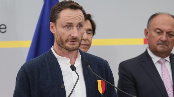 <p>Olivier Vandecasteele saß rund ein Jahr lang in einem iranischen Gefängnis. Nun fordert er eine bessere Unterstützung seiner Kollegen.</p>