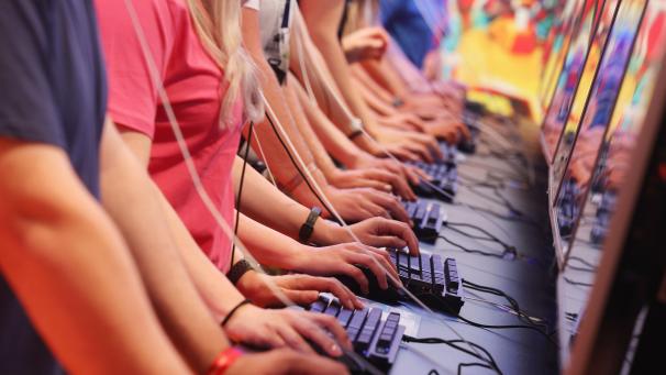 <p>Messebesucher testen ein Computerspiel auf der Kölner Videospielmesse Gamescom.</p>