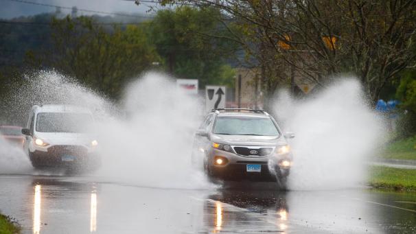 <p>Nach schweren Regenfällen sind im Nordosten der USA laut Medienberichten zwei Menschen von den Fluten eines Flusses im Bundesstaat Connecticut mitgerissen worden.</p>