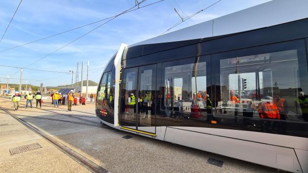 <p>Die Tram wird heute mit 5 km/h durch die Lütticher Innenstadt fahren.</p>