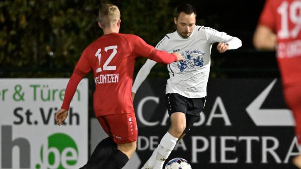 <p>Rechtzeitig fit für den ersten Saisonsieg: Dylan Kohn (am Ball) und die St.Vither sammelten die ersten Punkte in Jalhay auf.</p>