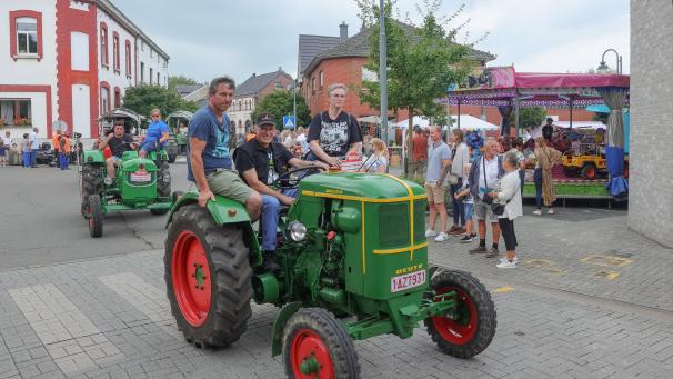 <p>Die Fahrt der Traktoren durch das Dorf gehört in Lontzen stets zur Kirmes.</p>