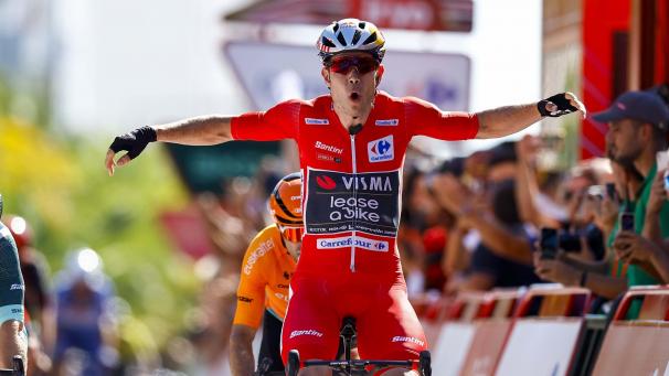 <p>Wout van Aert setzt zum Jubeln an: Er gewinnt die dritte Etappe der Vuelta.</p>