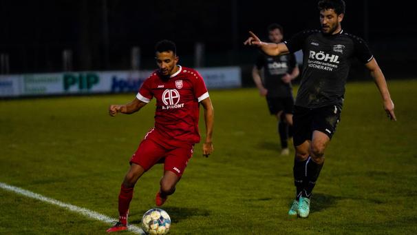 <p>Salim Farssi (links)meldet sich spektakulär in der Saison an.</p>