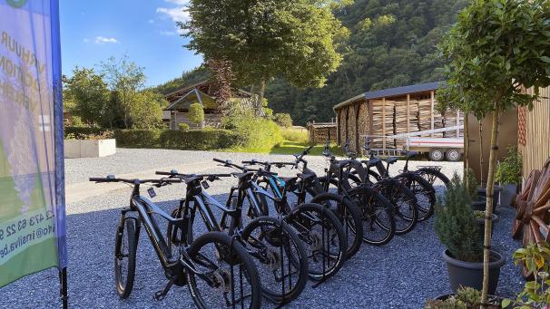 <p>Acht E-Bikes stehen zum Verleih bereit.</p>