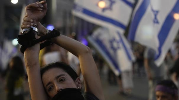 <p>Angehörige von Geiseln, die von Hamas-Kämpfern im Gazastreifen festgehalten werden, und ihre Unterstützer fordern ihre sofortige Freilassung und protestieren gegen die Regierung des israelischen Ministerpräsidenten Netanjahu.</p>