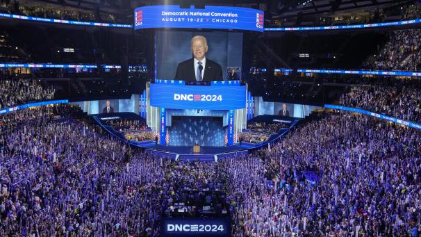 <p>US-Präsident Joe Biden spricht während des ersten Tages der Democratic National Convention in Chicago. Die Demokraten kommen in Chicago zu einem viertägigen Parteitag zusammen.</p>