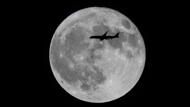 <p>Da der Mond näher an der Erde ist als sonst und damit größer erscheint, wird er auch als Supermond bezeichnet.</p>