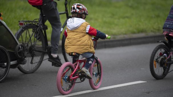 <p>Die AWSR rät Eltern, ihren Kindern einen Helm aufzusetzen und sie mit einer Leuchtweste auszustatten.</p>