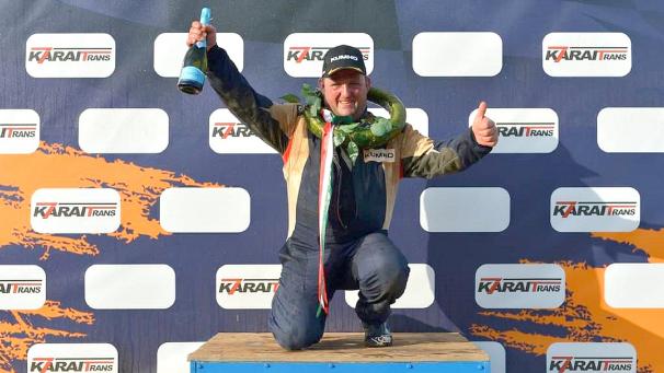 <p>Endlich der erste Sieg: Michael Küches auf dem höchsten Treppchen des Podiums.</p>