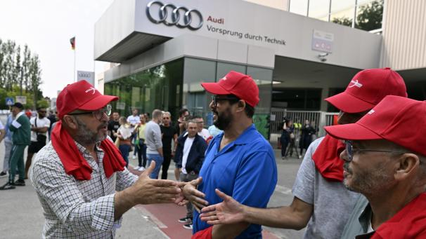 <p>Mitarbeiter von Audi Brussels versammeln sich vor dem Werk in Forest.</p>