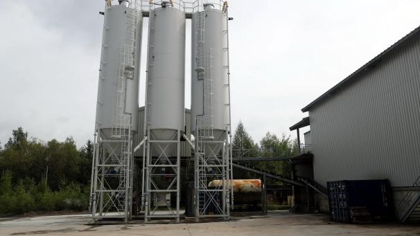 <p>Die frühere Envemat-Betonmischanlage auf Kaiserbaracke wurde neu gestrichen und gehört jetzt NB Beton.</p>