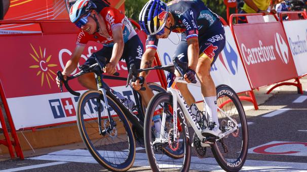 <p>Zu früh gefreut: Primoz Roglic (rechts) jagt Lennert Van Eetvelt noch den Sieg ab.</p>