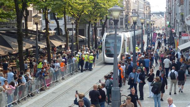 <p>Die Lütticher Tram fuhr am Dienstag im Schritttempo durch die Stadt.</p>