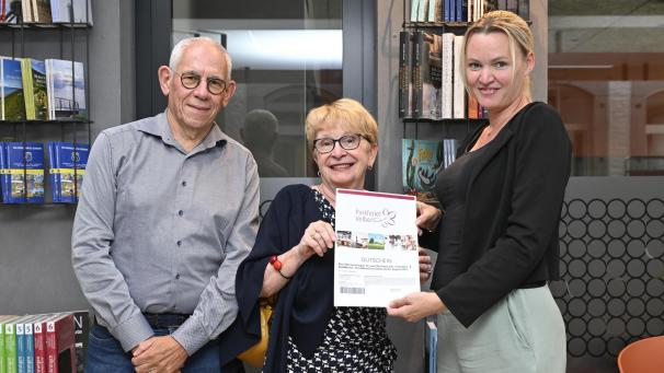 <p>Glücksmomente: Odilia Rosewick (Mitte) strahlt vor Freude, als sie den Gutschein von GE-Media-Mitarbeiterin Caroline Bosch überreicht bekommt. Ihr Ehemann Hubert Van Eijs teilt diesen besonderen Moment mit ihr.</p>