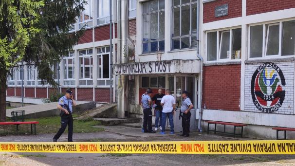 <p>Polizeibeamte stehen vor dem Gebäude einer Sekundarschule, nachdem ein Schulangestellter weitere Angestellte getötet hat.</p>