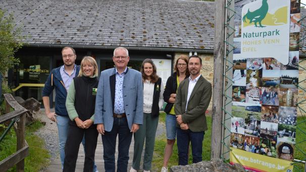 <p>Karl Maréchal, Anouschka Nyssen, Alfred Ossemann, Sarah Guillaume, Charlotte Bontinck und Jérôme Aussems (v.l.n.r.) wollen den Naturpark Hohes Venn – Eifel voranbringen.</p>