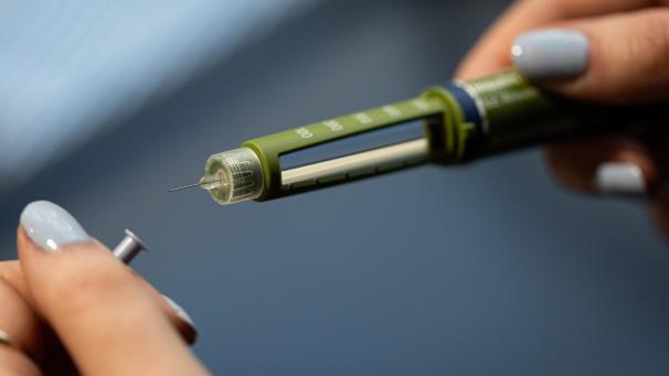 <p>Eine Frau hält einen Insulin-Pen mit freigelegter Injektionsnadel in der Hand.</p>