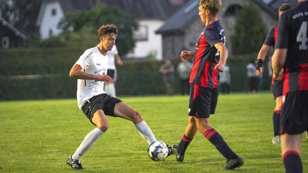 <p>Vergangene Saison mit St.Vith gegen Elsenborn, jetzt ist es andersrum: Jan Putters (links) tauschte im Sommer die Seiten.</p>