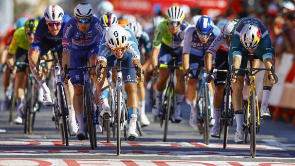 <p>Pavel Bittner (links) siegt hauchdünn vor Wout van Aert im Grünen Trikot.</p>