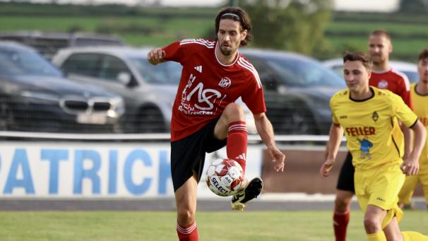 <p>Nicolas Donnay (am Ball) verliert mit Honsfeld das Derby in Emmels mit 1:2.</p>