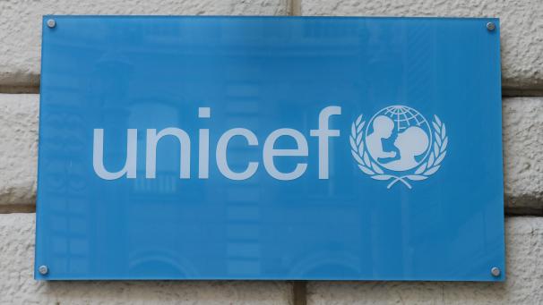 <p>Ein Schild mit dem Logo des Kinderhilfswerks der Vereinten Nationen (UNICEF) an der Fassade seines Büros in Rom.</p>