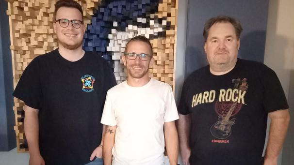 <p>Stefan Bongard (Mitte) war beim Podcast SportGEflüster mit Tim Fatzaun (links) und Patrick Leonhardt (rechts) zu Gast.</p>