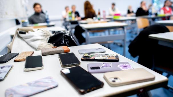 <p>Ein mögliches Handyverbot an Schulen sorgt seit Jahren für Diskussionsstoff. Das SchulnetzwerkWallonie-Bruxelles Enseignement will das Verbot nun umsetzen.</p>
