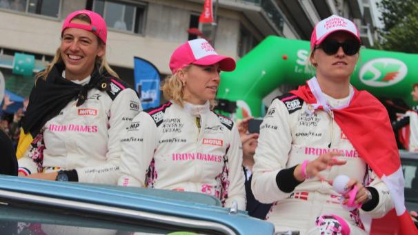<p>Die „Iron Dames“ mit der Belgierin Sarah Bovy (links) – hier bei der Fahrerparade 2024 in Le Mans – mischen am Wochenende wieder das Feld auf.</p>
